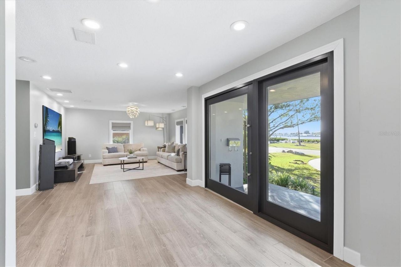 670 Sunset Drive S, Saint Petersburg, FL 33707 Photo