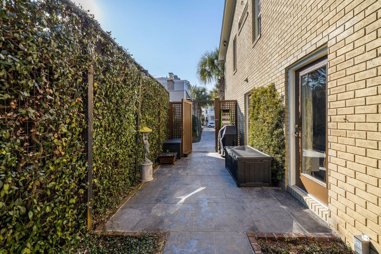 16 Logan Street Photo 8