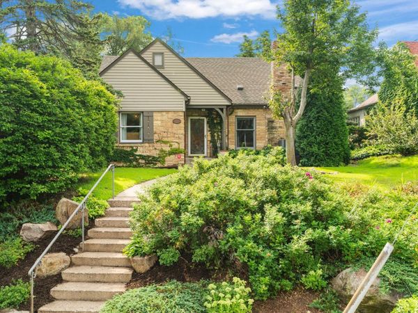 1017 Thomas Avenue S, Minneapolis, MN 55405