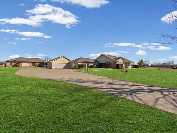 1043 Bells Chapel Road, Pecan Hill, TX 75165