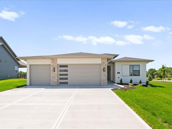 2111 SW Harvest Moon Lane, Lee's Summit, MO 64082