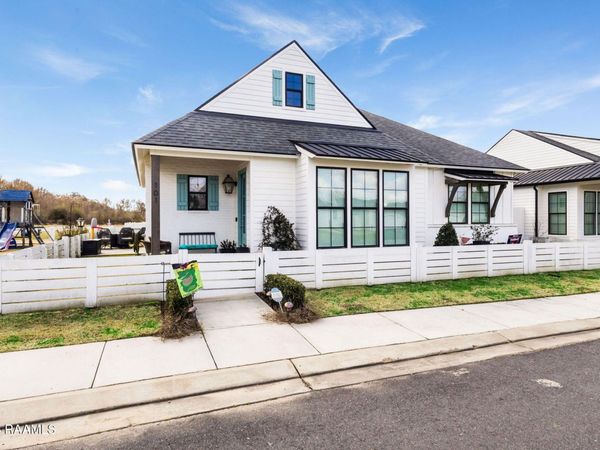 101 Tea Rose Drive, Broussard, LA 70518