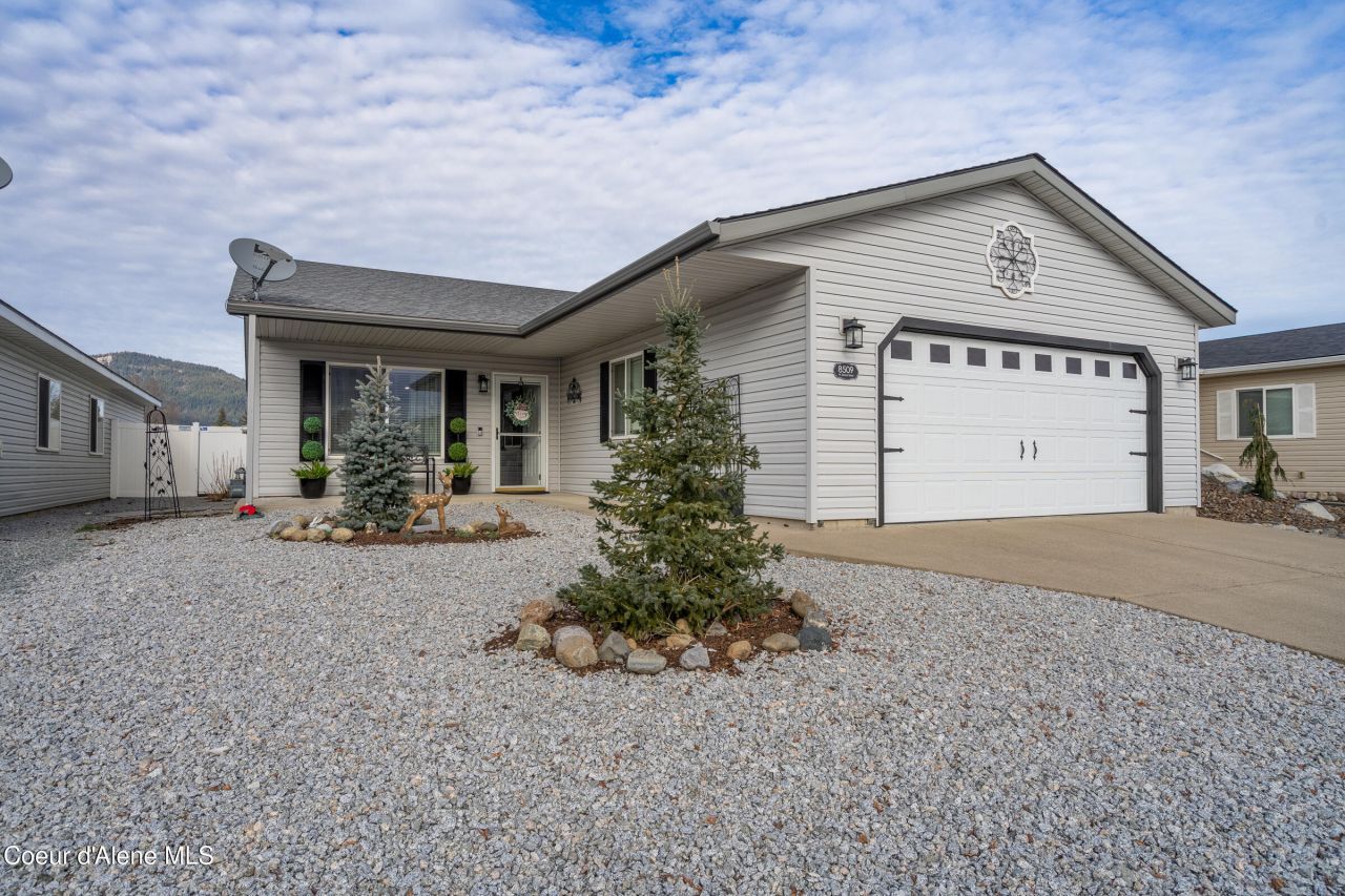 8509 W Grand Teton St, Rathdrum, ID 83858 Main Photo