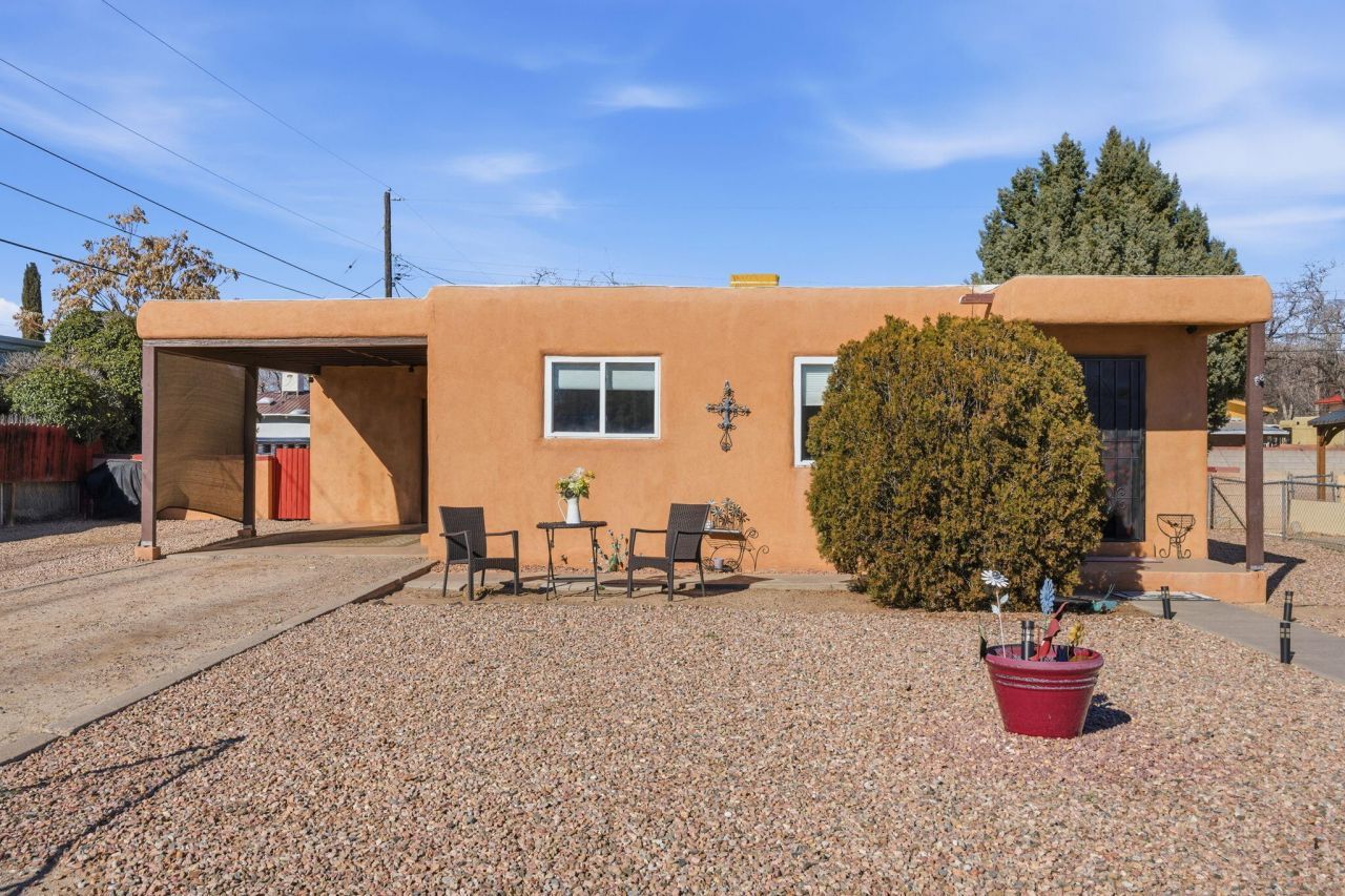 2221 Milton Court Nw, Albuquerque, NM 87104 Main Photo