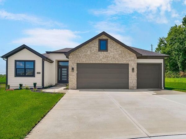 2233 SW Heartland Court, Lee's Summit, MO 64082