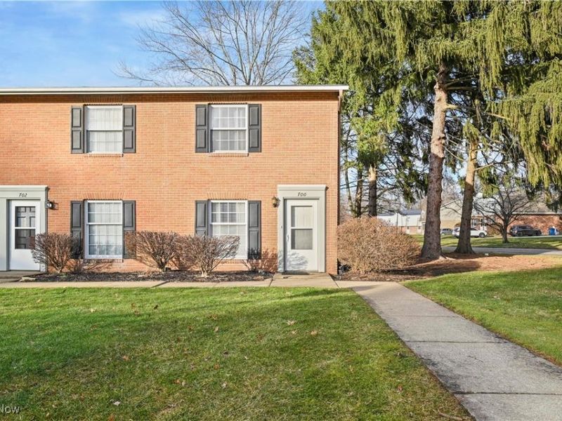 700 Lakeview Drive, Cortland, OH 44410 Photo 1