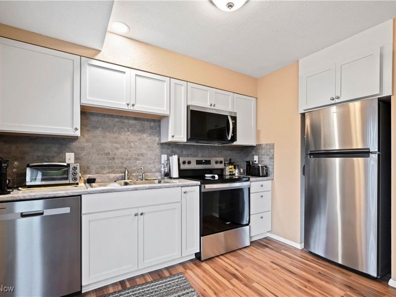 700 Lakeview Drive, Cortland, OH 44410 Photo 3