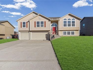 1300 Spruce Drive, Greenwood, MO 64034