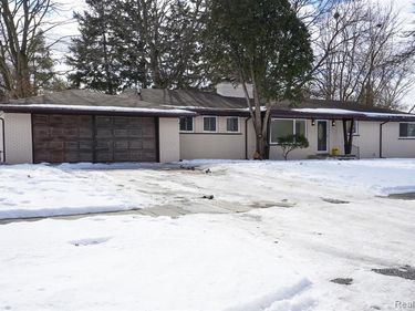 19041 Bungalow Drive, Lathrup Village, MI 48076