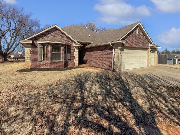 305 N Lakeside Terrace, Mustang, OK 73064