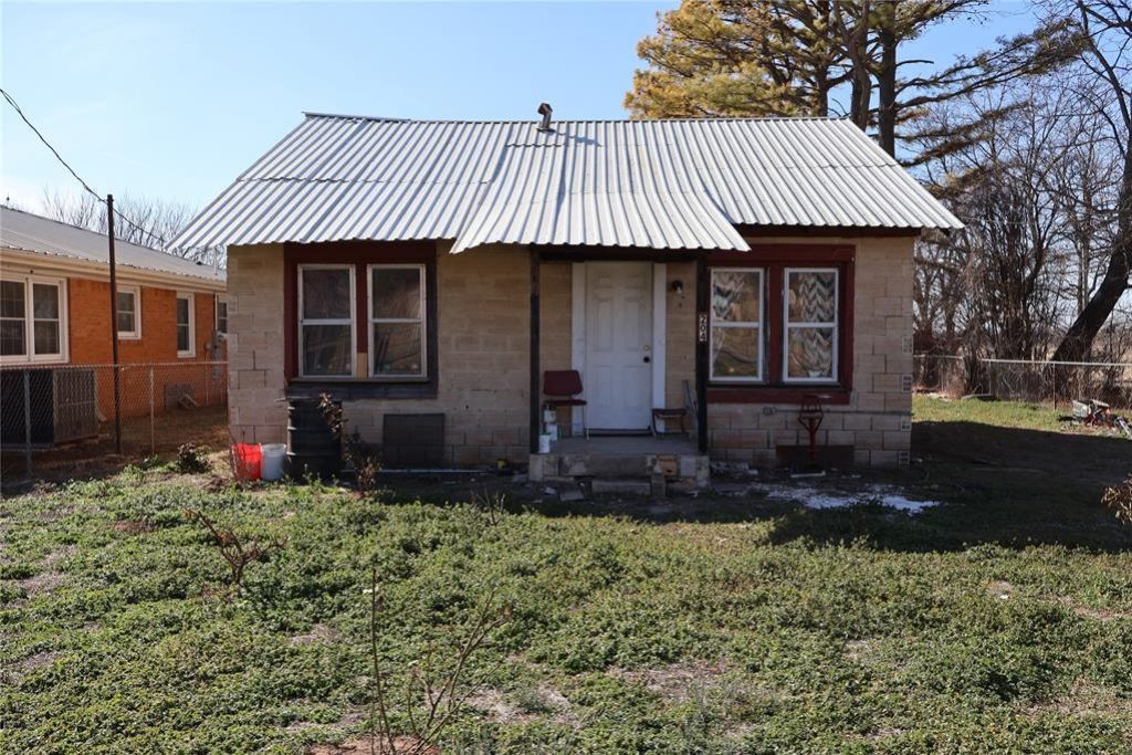 204 N Long Avenue, Wynnewood, OK 73098 Main Photo