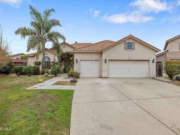 1185 E Ramblewood Drive, Dinuba, CA 93618