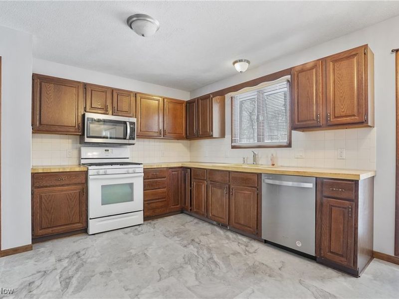 2072-2076 White Oak Drive, Stow, OH 44224 Photo 5