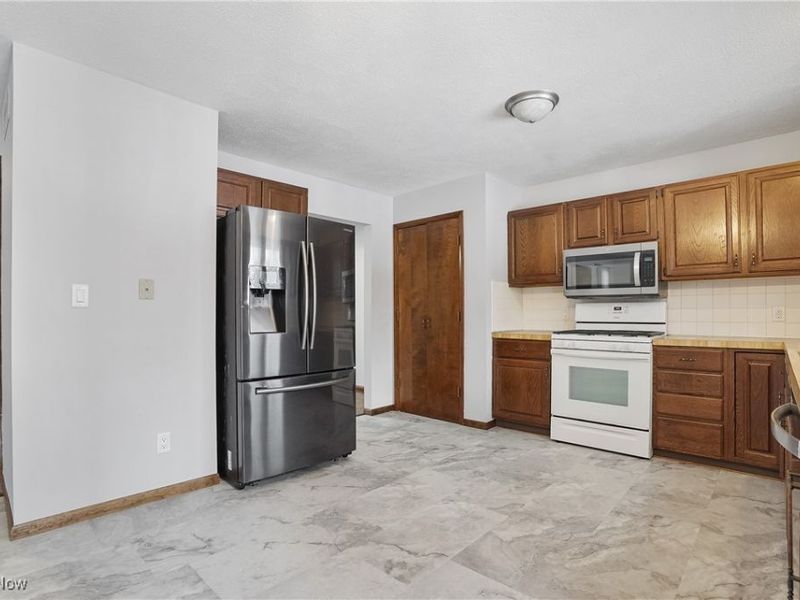 2072-2076 White Oak Drive, Stow, OH 44224 Photo 6