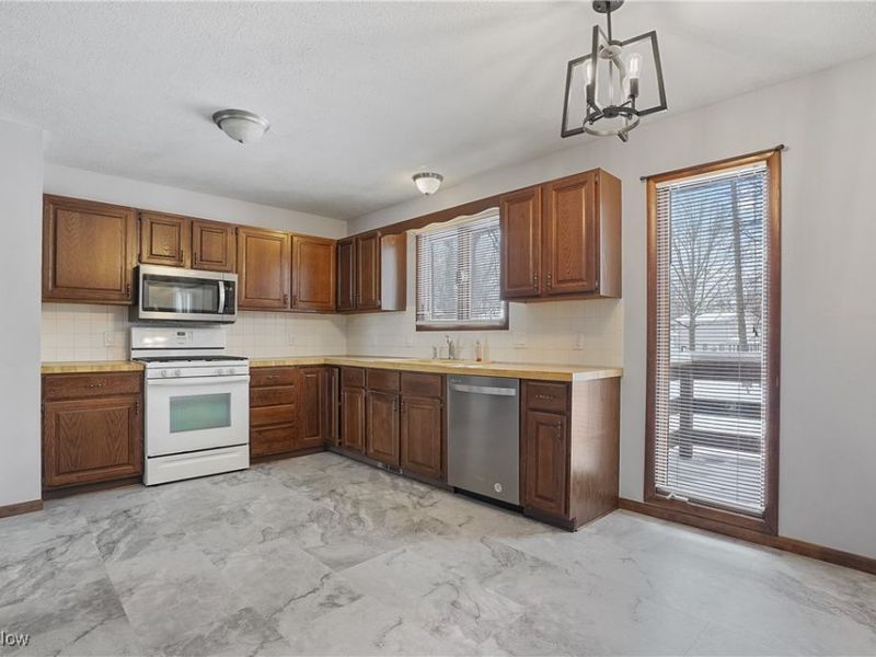 2072-2076 White Oak Drive, Stow, OH 44224 Photo 8