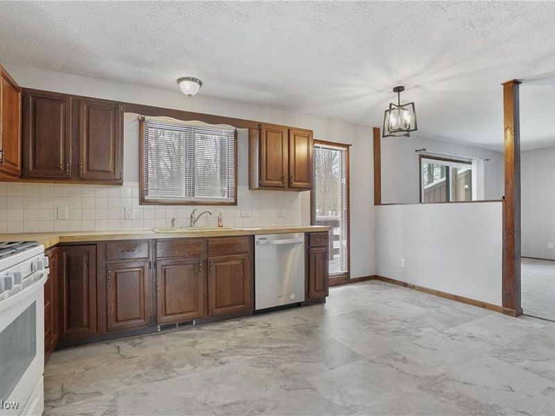 2072-2076 White Oak Drive, Stow, OH 44224 Photo 9