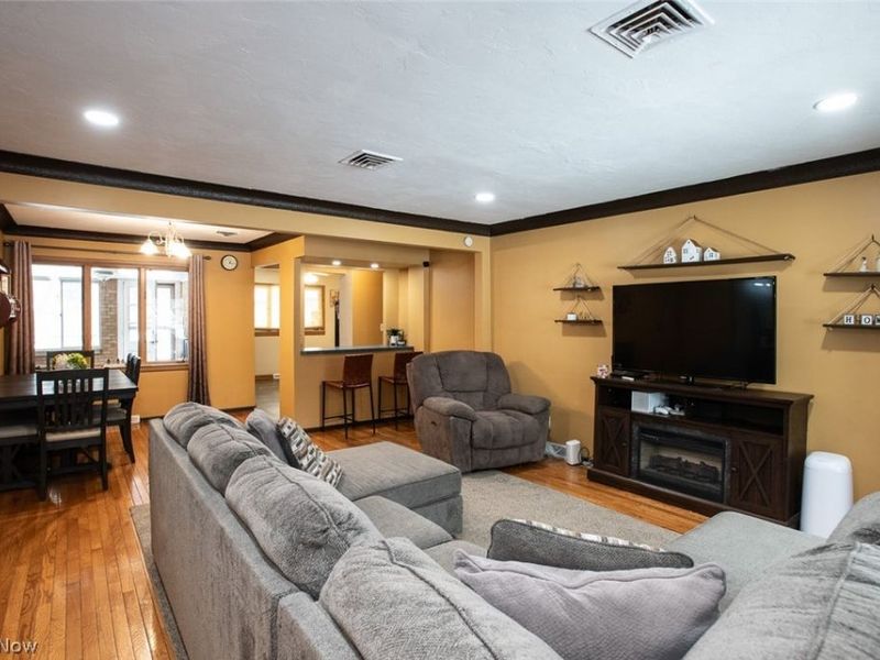 6624 Big Creek Parkway, Parma Heights, OH 44130 Photo 4