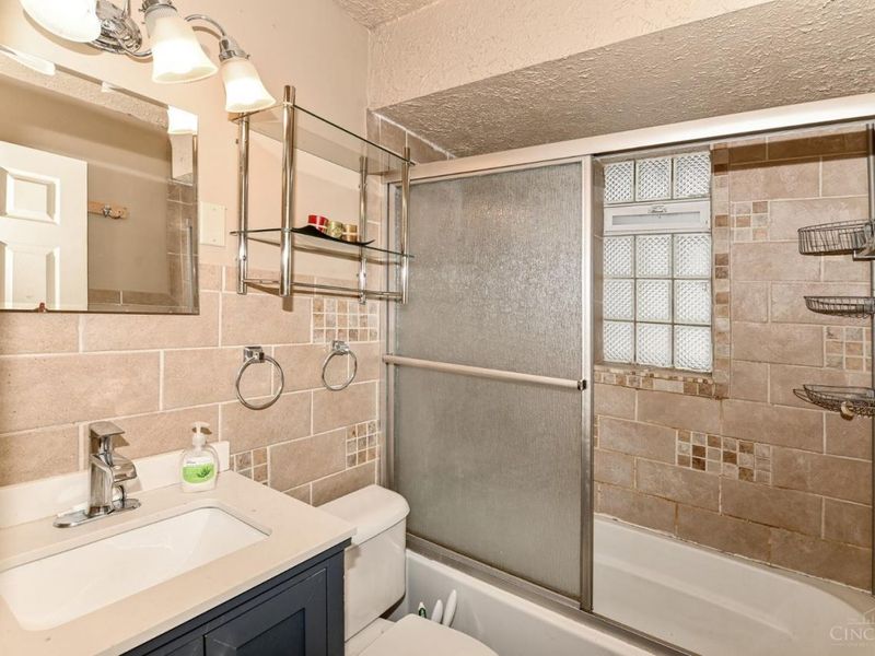 3921 Cedarwood, Cincinnati, OH 45213 Photo 8