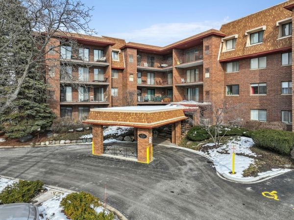 101 Old Oak Drive, Unit 216, Buffalo Grove, IL 60089