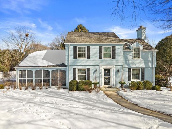 5550 N Hollywood AVENUE, Whitefish Bay, WI 53217