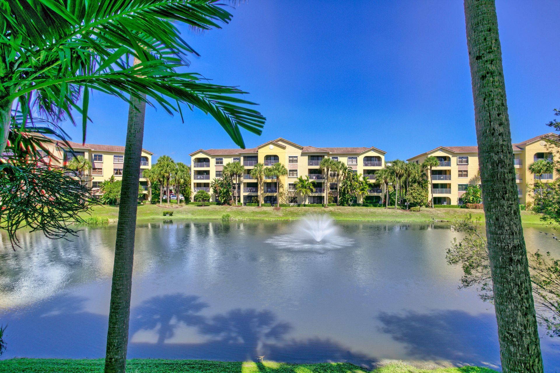 400 Uno Lago Drive, Unit 204, Juno Beach, FL 33408 Photo
