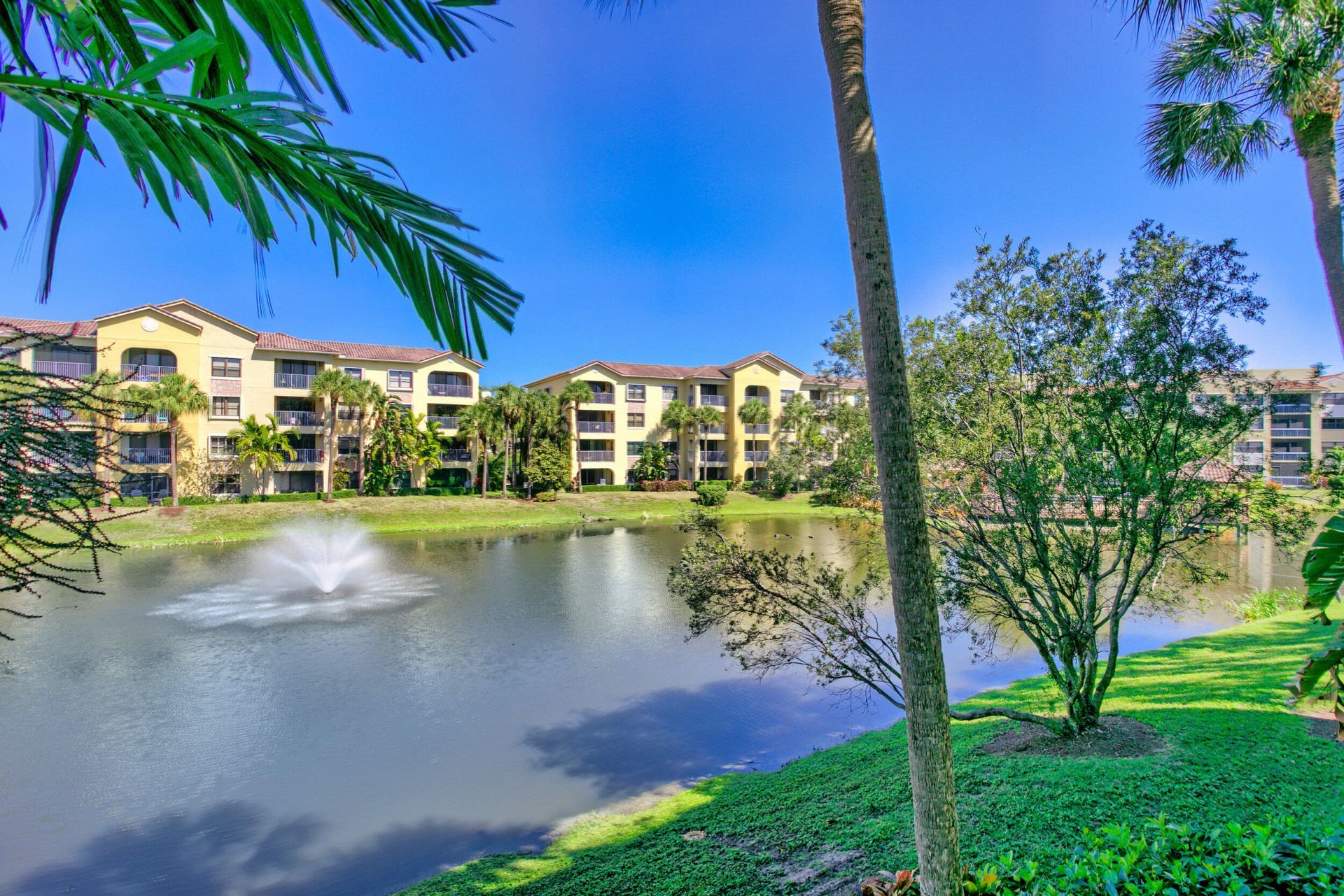 400 Uno Lago Drive, Unit 204, Juno Beach, FL 33408 Photo