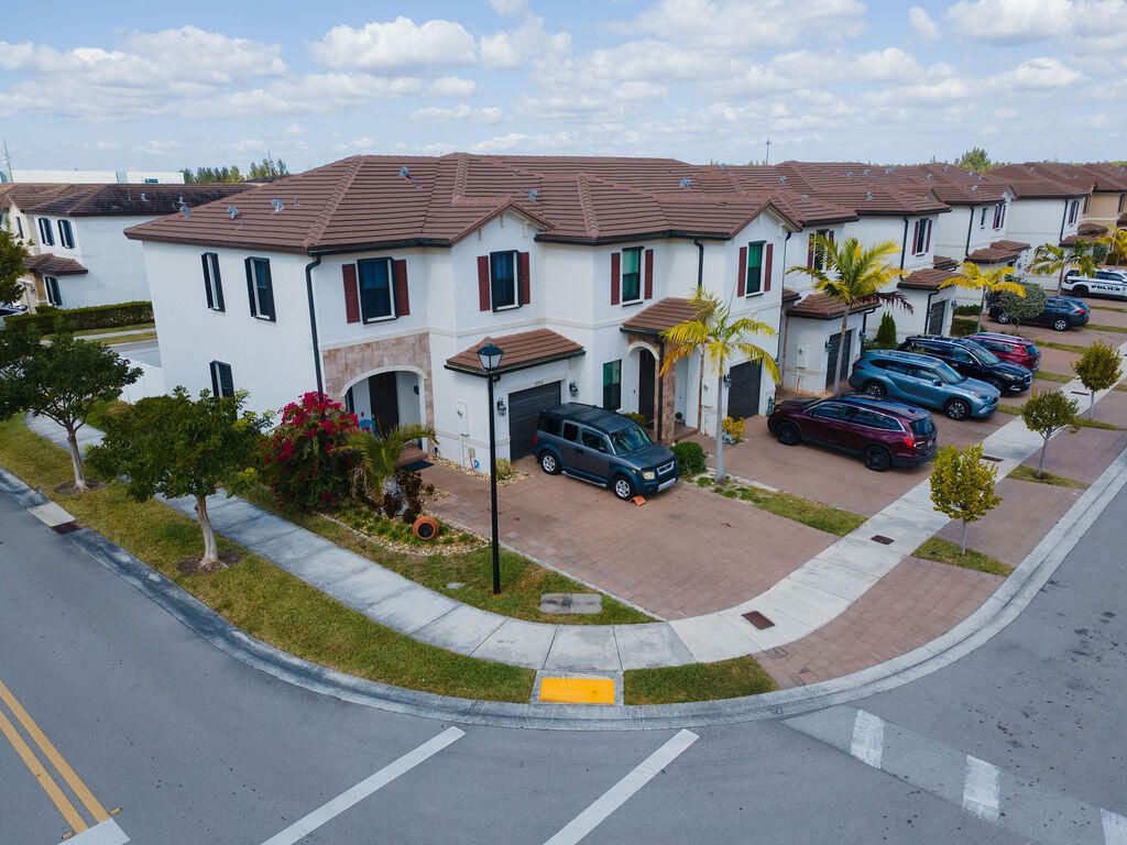 10902 W 33rd Way, Hialeah, FL 33018 Photo