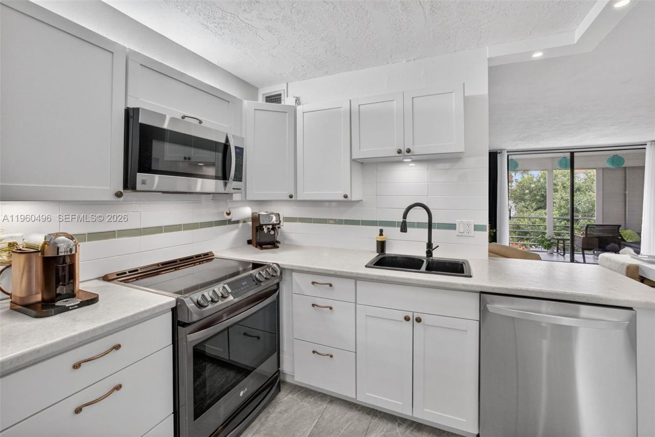 2801 Somerset Dr , Unit 205, Lauderdale Lakes, FL 33311 Photo