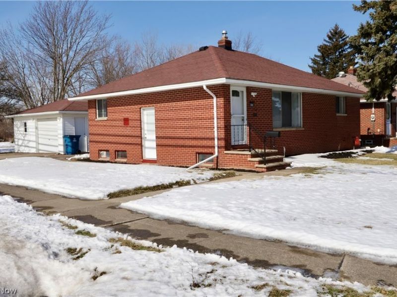 390 Lynne Drive, Sheffield Village, OH 44054 Photo 2