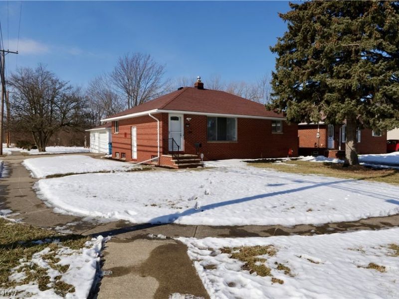 390 Lynne Drive, Sheffield Village, OH 44054 Photo 3