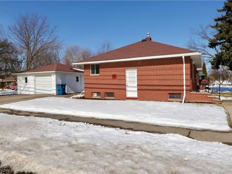 390 Lynne Drive, Sheffield Village, OH 44054 Photo 4