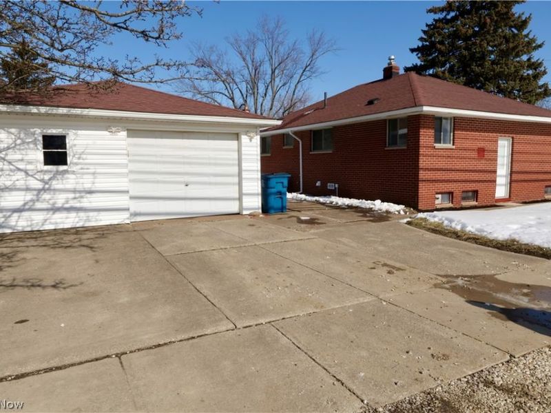 390 Lynne Drive, Sheffield Village, OH 44054 Photo 5