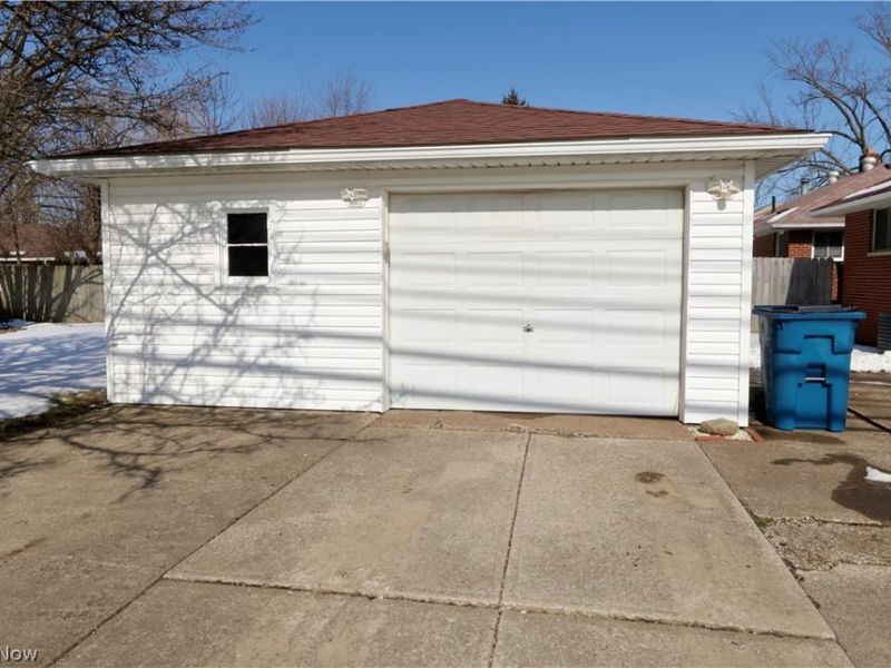 390 Lynne Drive, Sheffield Village, OH 44054 Photo 6