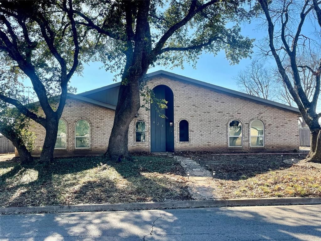 421 Lindenwood Lane W, Hewitt, TX 76643 Main Photo