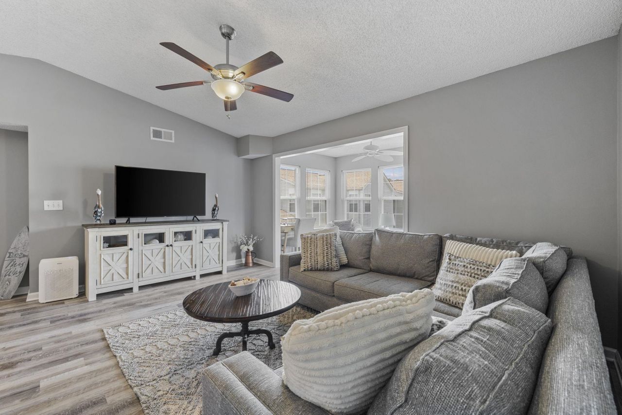 2265 Huntingdon Dr. Photo 2