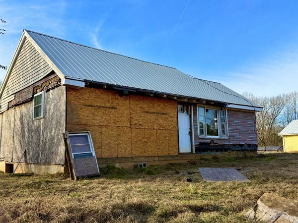 748 Old McKenzie Hwy, Paris, TN 38242