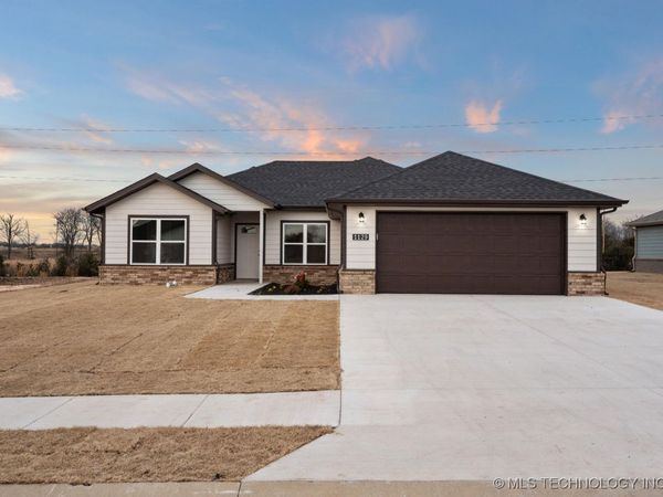 1129 Center Court Circle, Grove, OK 74344
