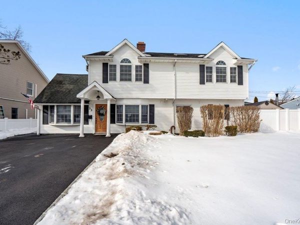 33 Skylark Lane , Levittown, NY 11756