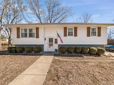 325 Matthews Lane, Gower, MO 64454