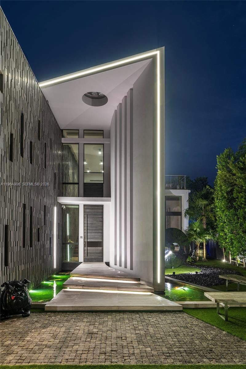 528 Lakeview Ct, Miami Beach, FL 33140 Photo