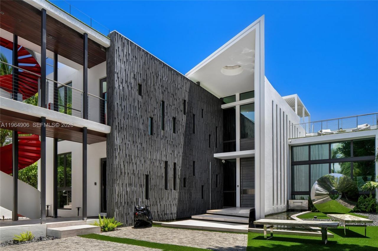 528 Lakeview Ct, Miami Beach, FL 33140 Photo