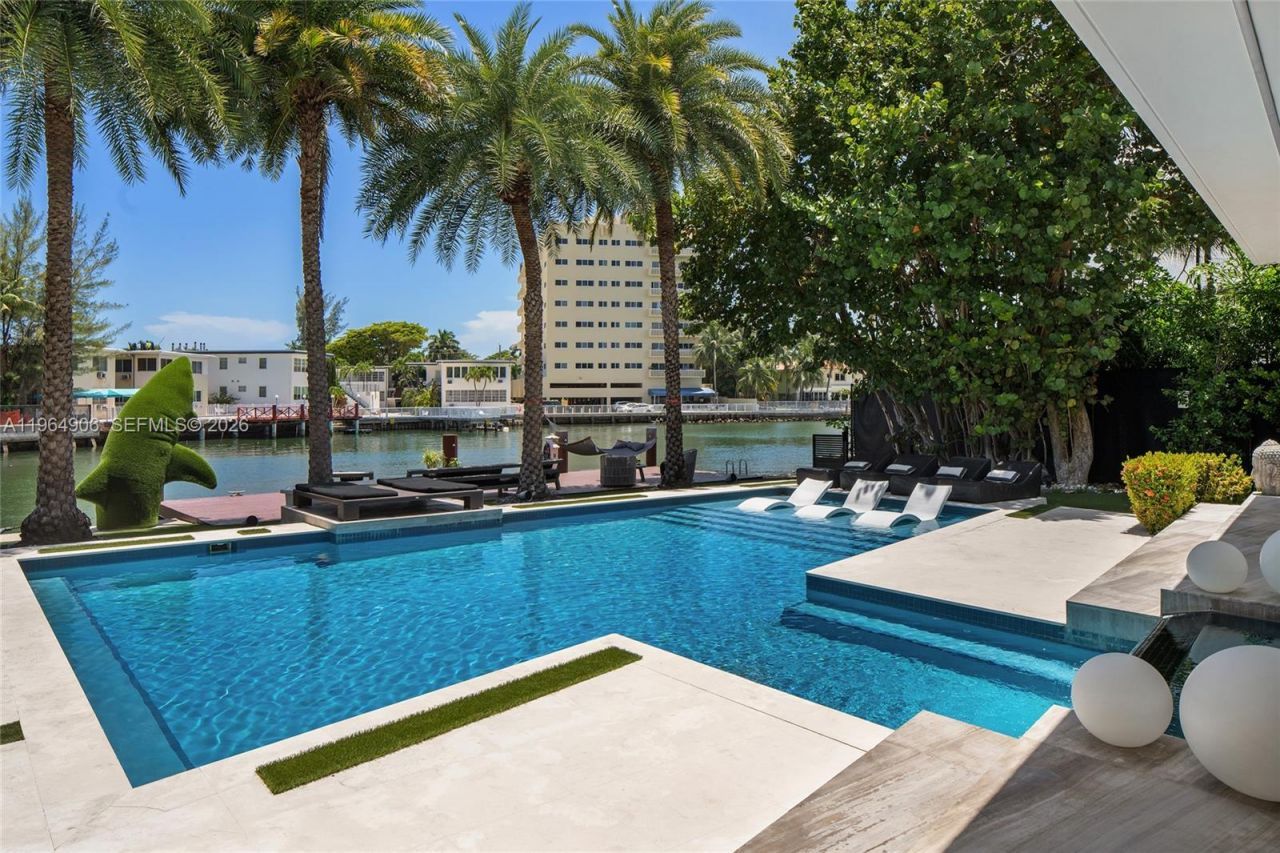 528 Lakeview Ct, Miami Beach, FL 33140 Photo