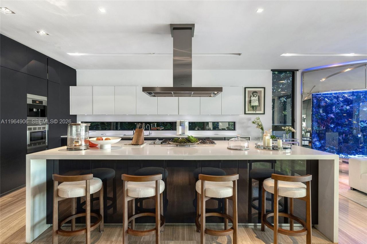 528 Lakeview Ct, Miami Beach, FL 33140 Photo