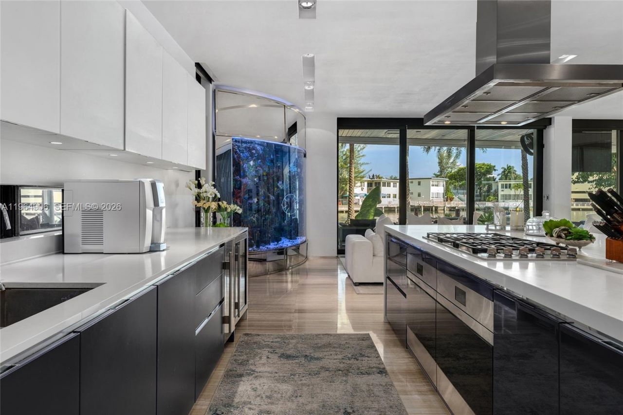 528 Lakeview Ct, Miami Beach, FL 33140 Photo