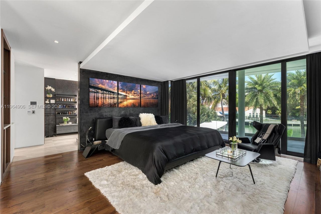 528 Lakeview Ct, Miami Beach, FL 33140 Photo