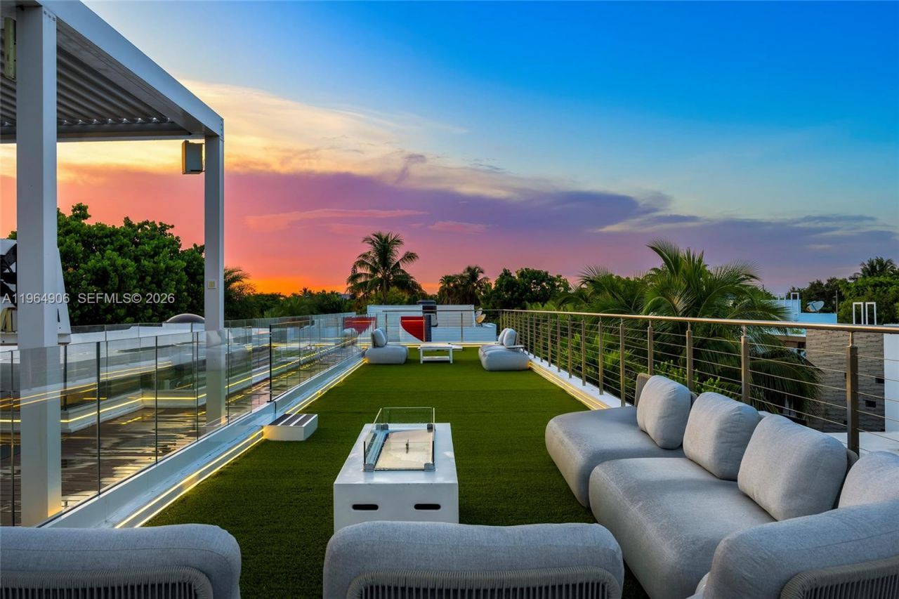 528 Lakeview Ct, Miami Beach, FL 33140 Photo