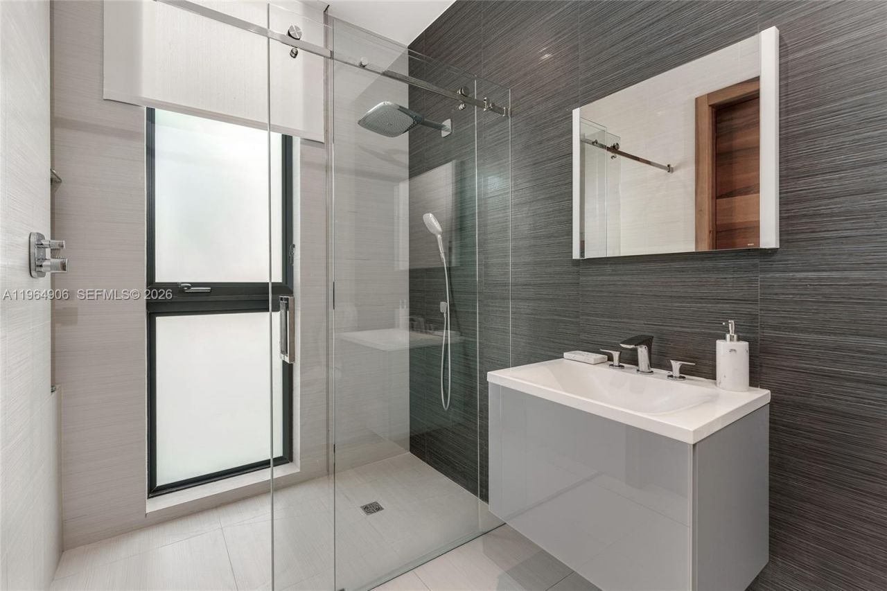 528 Lakeview Ct, Miami Beach, FL 33140 Photo