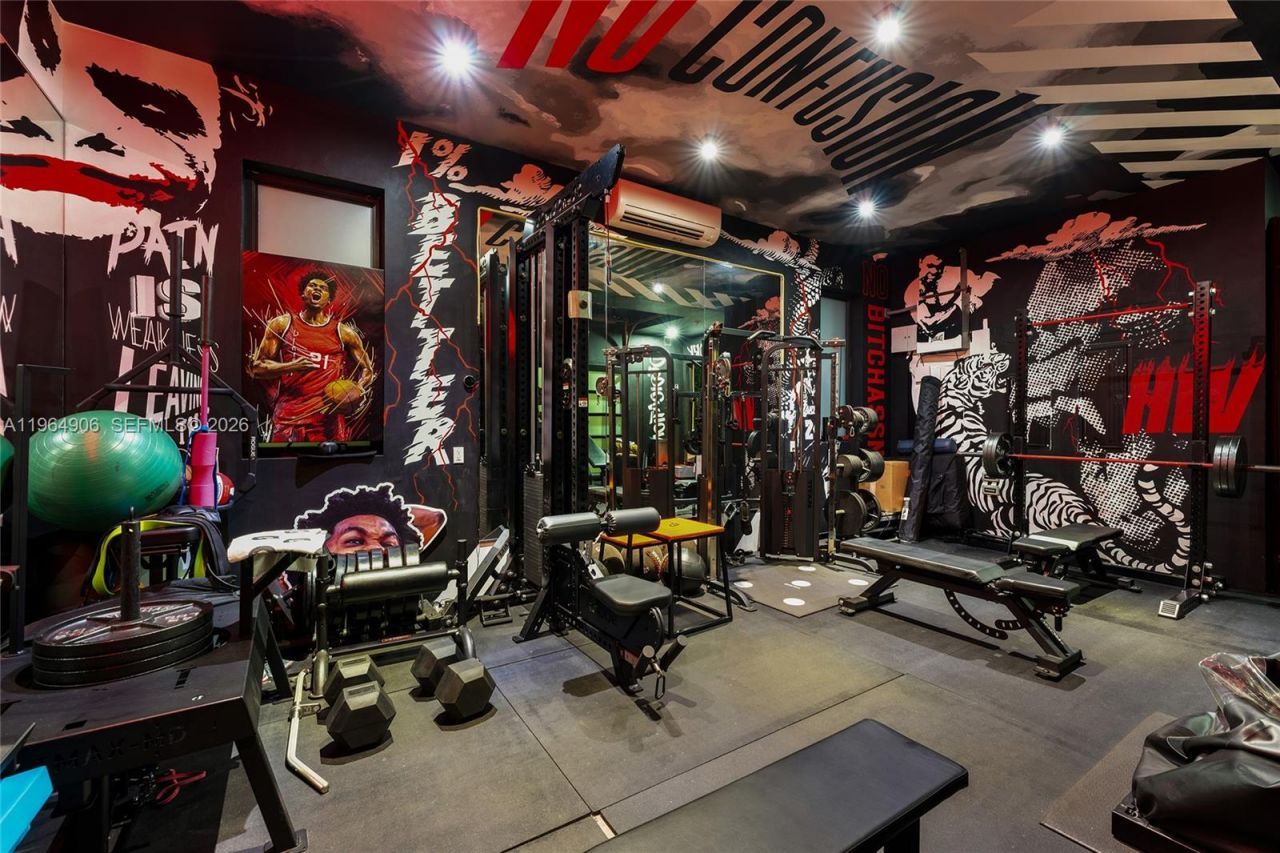 528 Lakeview Ct, Miami Beach, FL 33140 Photo