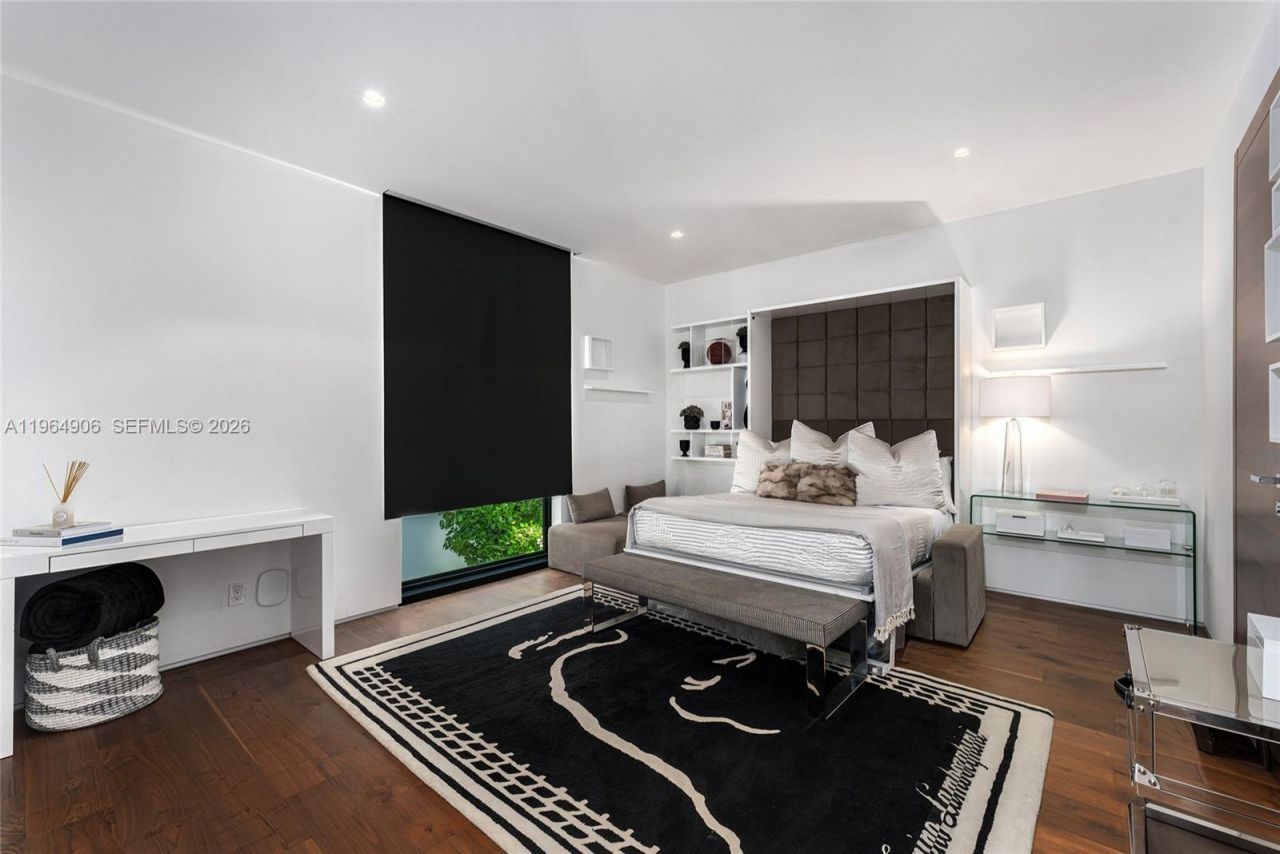 528 Lakeview Ct, Miami Beach, FL 33140 Photo