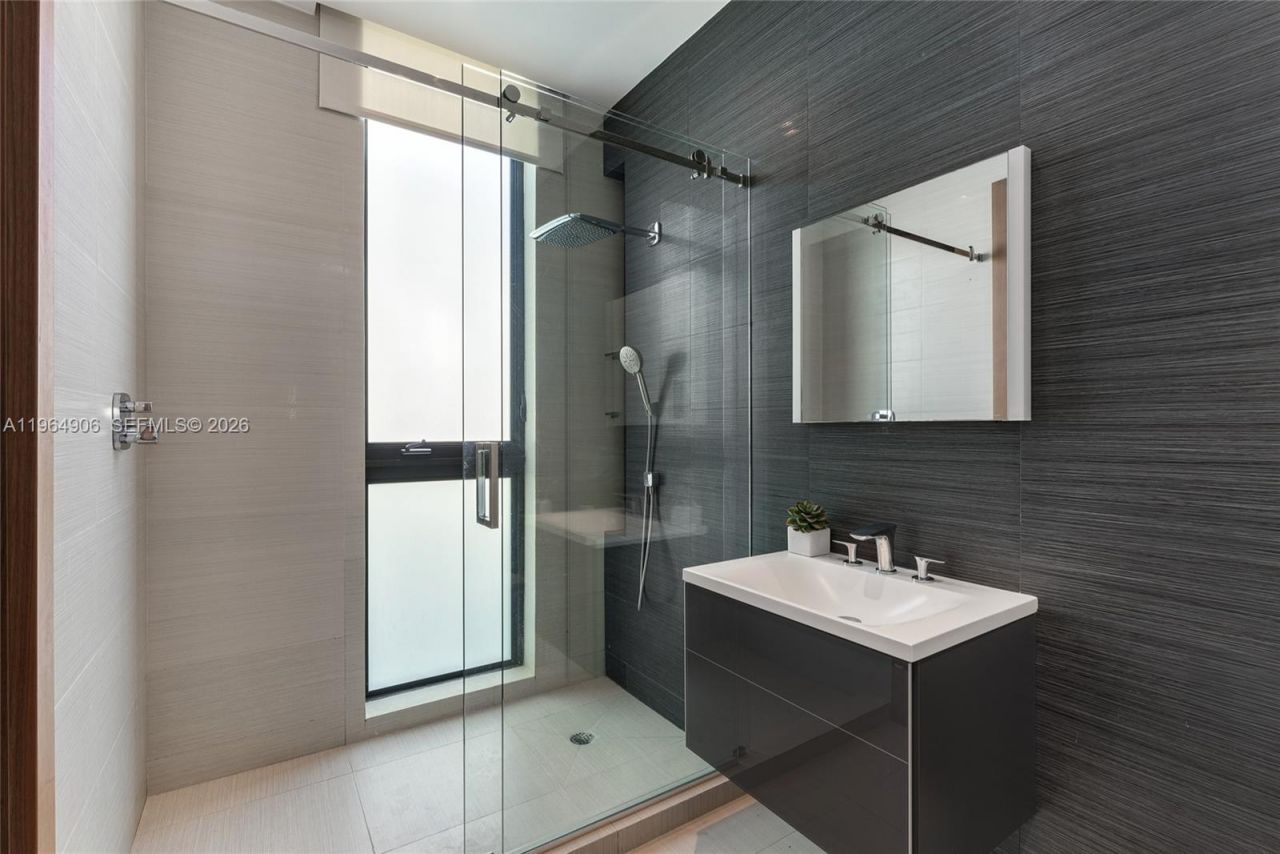 528 Lakeview Ct, Miami Beach, FL 33140 Photo